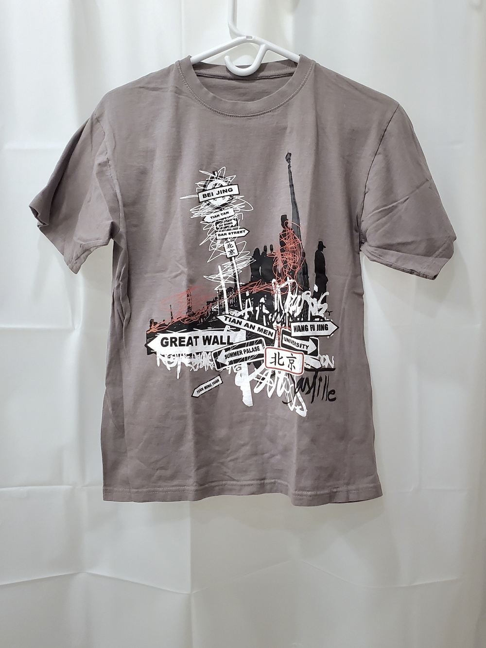 Vintage Graphic Short Sleeve Tee with Graffiti China Landmark Design